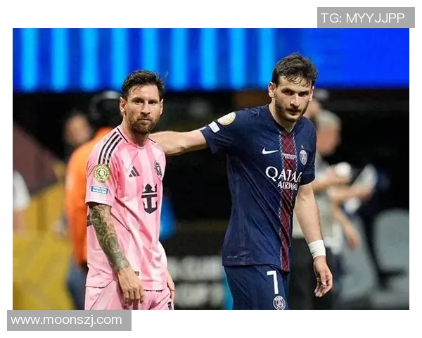 足球明星意外被拽裤子现场尴尬瞬间引发球迷热议与欢笑 足球明星意外被拽裤子现场尴尬瞬间引发球迷热议与欢笑